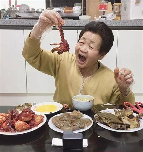 80岁老人靠吃饭走红，30万粉丝追着看，她活得比00后更酷_腾讯新闻