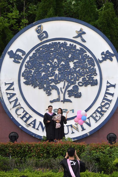 南昌大学举行2021年毕业典礼 江西高校迎毕业季|学位服|南昌大学|毕业季_新浪新闻