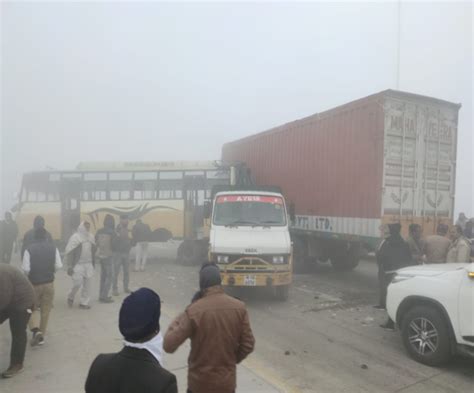 Accident In Fog: मेरठ और बागपत में घने कोहरे के बीच टकराईं गाड़ियां, कई ...
