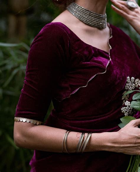 Taasha Luxe Velvet Saree – Vaastrastudio
