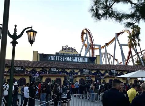 Knott's Berry Farm vs. Universal Studios Hollywood - Vacatis