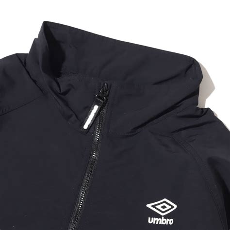 UMBRO HRT STANDNECK ANORAK BLACK 22HO-I（アンブロ ヘリテージ スタンドネック アノラック-ブラック ...
