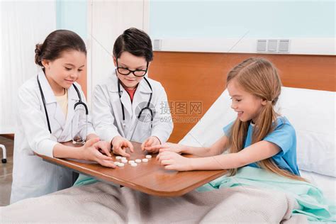 男孩和女孩医生有小病人在医院的高清图片下载-正版图片502691059-摄图网