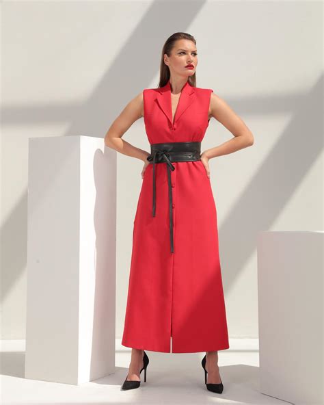 25 Stylish Women's Long Vest Outfits: Quilted, Sweater & Winter Looks