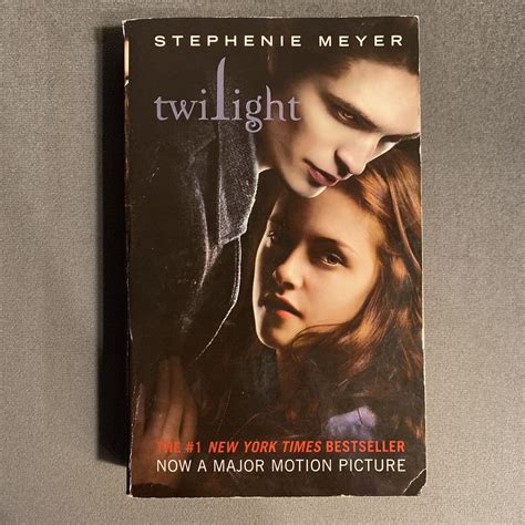 Twilight by Stephenie Meyer, Paperback | Pangobooks