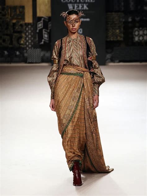 Sonam Kapoor Ahuja’s sari + jacket from Ritu Kumar is your guide to ...