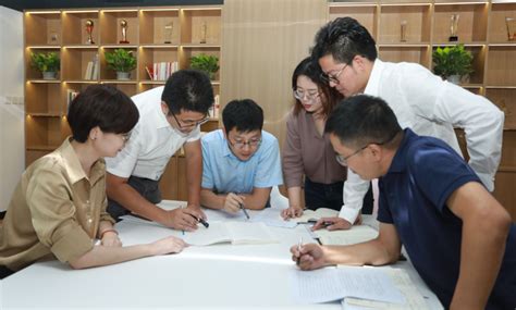 平均年龄35岁，微信群叫“奋斗”，“科创青年”团队为上海科创中心建设擘画蓝图