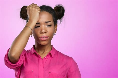 Casual black woman with headache | Premium Photo
