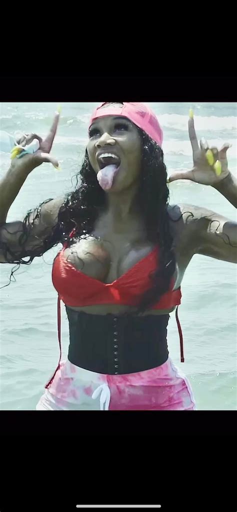 Queen opp tongue (white and caked up) her breath smells like eggs : r/whitetonguefetish