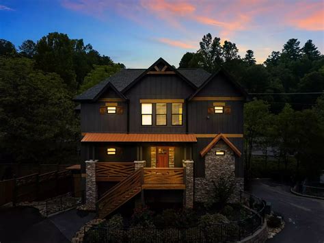 BEAR CREEK LODGE - 4 bedroom Cabin in Gatlinburg