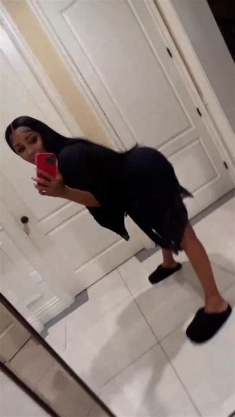 Jai Nice Twerking in mirror [Short] - One News Page VIDEO