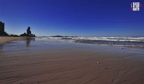 海滨之城烟台的海边高清图片下载-正版图片500377601-摄图网