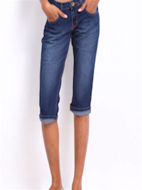 Buy People Women Blue Denim Capris - Capris for Women 268439 | Myntra