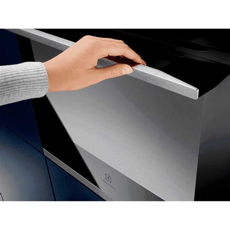 60cm UltimateTaste 700 built-in single oven with 72L capacity ...