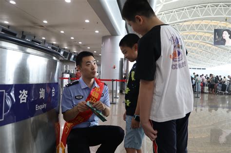 宁波机场出入境边检站开展“阳光国门•天天伴你”宣传活动