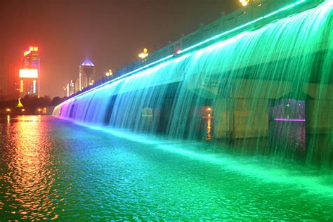 2021个人觉得去公园最好的时候是晚上，南湖大桥非常的美，不同颜色的灯光变化，打在水上，如梦如换，是观..._南湖公园-评论-去哪儿攻略