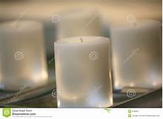 candele bianche candele bianche immagine stock immagine di scuro data candele bianche candele bianche immagine stock immagine di scuro data