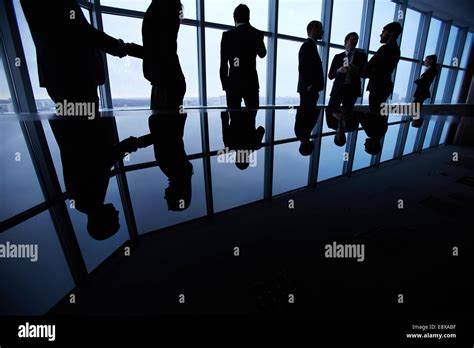 Business People Standing 的图像结果