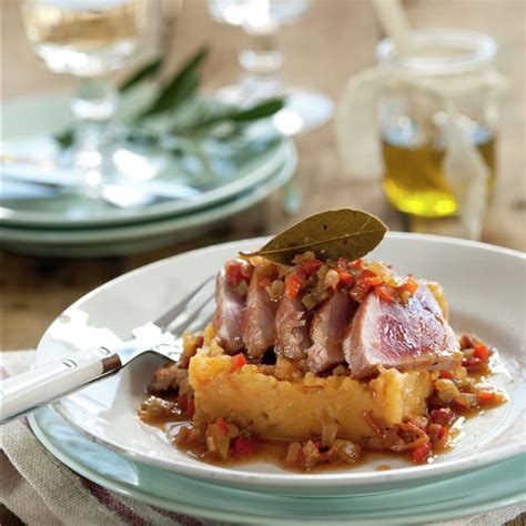8 recetas de atún en su mejor momento (marmitako, tataki, encebollado...)