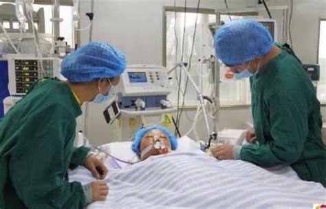 女儿隔ICU视频告别临终母亲最新素材