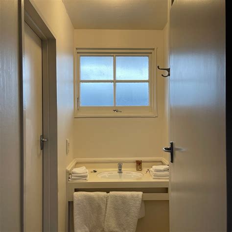 COLONIAL INN MOTEL (Christchurch) - Hotel Reviews, Photos, Rate ...