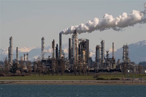 Marathon reports smaller-than-expected loss despite refinery downtime ...