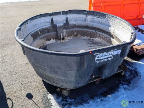 Rubbermaid 300 Gallon Water Tank