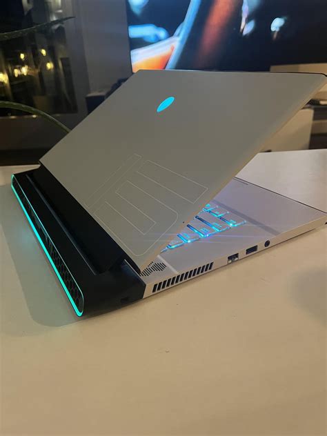 Alienware Laptop Back Design 的图像结果