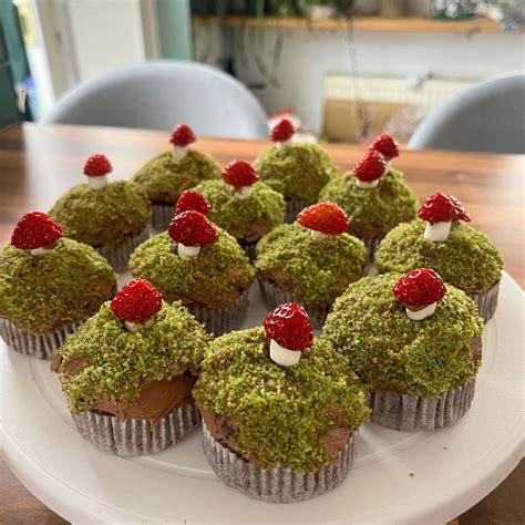 Alyska on Twitter: "Cupcakes complete! 🧁🍄🌸"