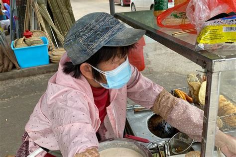 湛江阿姨在北坡炸虾饼有20多年了，炸的脆又好吃，到底是怎么做的 - 知乎