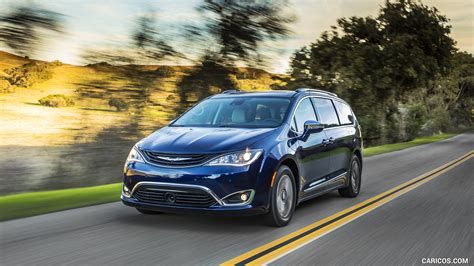 Chrysler Pacifica | 2017MY Hybrid | Front Three-Quarter