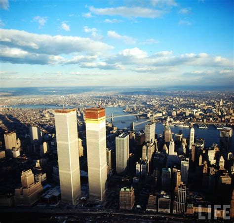 纽约新旧两座地标建筑，双子塔已经是不存在了，新世贸横空出世_SOSOARCH