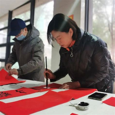 “悠悠墨香送祝福 卷卷春联迎新年”邯郸市四中举办送春联活动_书画_第四中学_雷春光