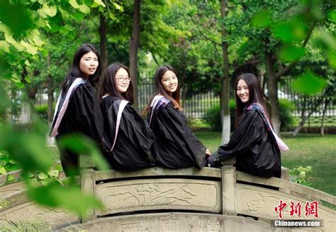 西南民族大学女生穿婚纱拍毕业照_国内新闻_环球网