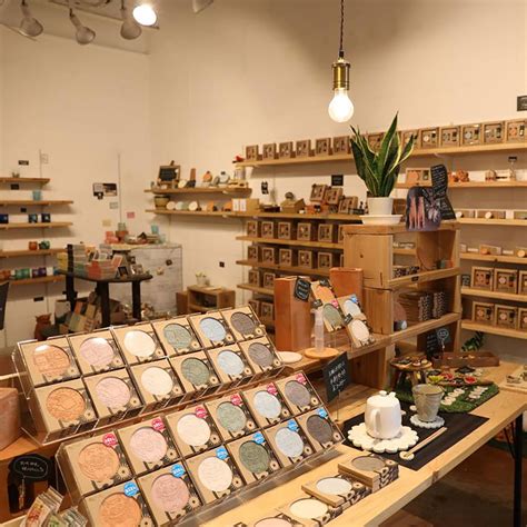 新垣瓦工場 北谷美浜アメリカンビレッジ店 – アメリカンビレッジ AMERICAN VILLAGE