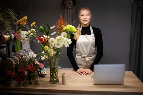 Fleuriste féminine à l'aide d'un ordinateur portable au travail | Photo ...
