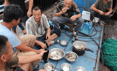 农民在麦田旁喝啤酒高清摄影大图-千库网
