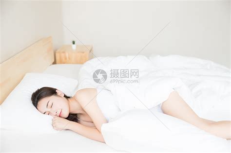 年轻美女床上睡觉高清图片下载-正版图片501071569-摄图网