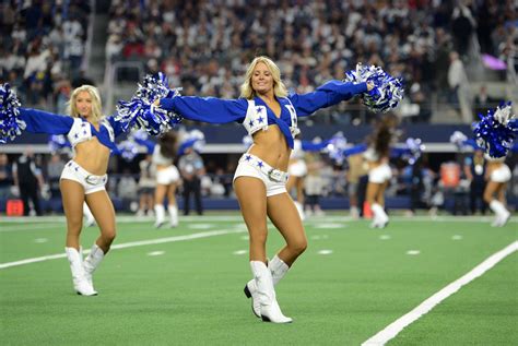 Dallas Cowboys Cheerleader Taunts Packers Before Sunday Night Football - The Spun