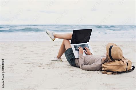Beach Pictures with People Using Computer 的图像结果