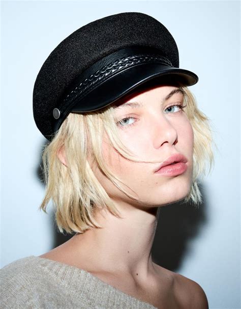 Felt texture cap - Women | Bershka