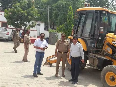 Ghazipur News: अवैध मिट्टी खनन में एसडीएम ने चार ट्रैक्टर समेत एक ...