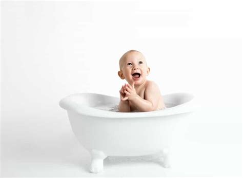 武汉月嫂王姐告诉你宝宝的洗澡水温到底是多少合适。 - 知乎