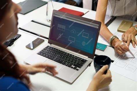 Image of User Using Computer 的图像结果