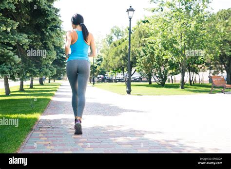 Woman Running Back View 的图像结果