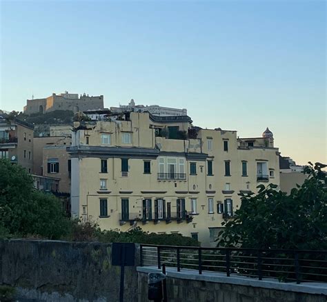 Ascensore Monte Echia a Napoli: orari, prezzo, dove si prende - Il ...