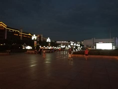 【携程攻略】桂林中心广场景点,桂林中心广场自然位于桂林市中心，广场不算大，周边有很多宾馆酒店，…