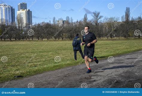 Male Runner Running 的图像结果