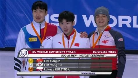 恭喜！中国短道速滑再夺金牌：韩国选手鼓掌祝贺，搂抱林孝埈
