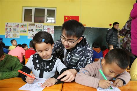 学校为新疆少数民族学生庆祝佳节